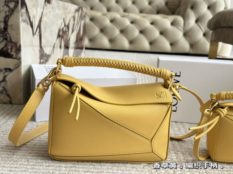 Box pairing
Size: 18 * 10cm (mini)
24 * 15cm (large size)
Loewe Geometry Package Puzzle
The special design of the controller adds a touch of craftsmanship to the puzzle
Who understands the beauty of this special version puzzle