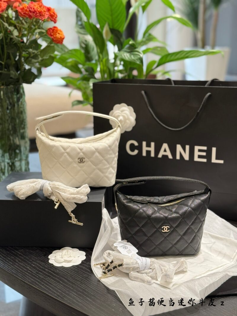 dd81f81cbf.jpg Bento bag p250
Chanel Chanel 25C Carefully Selected
The whole internet knows that 25 has indirectly adjusted the price. Although this cute lunch box bag belongs to small leather goods, the price allows me to climb Chanel again. It is also a popular b...