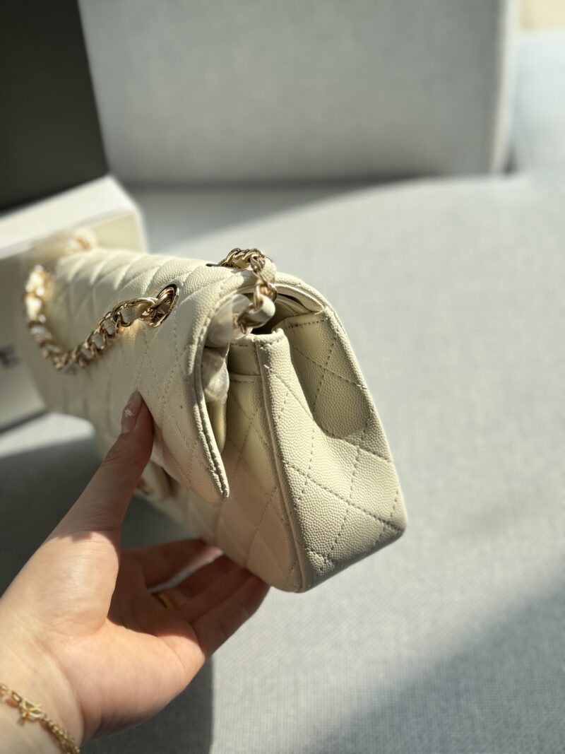 220 folding box
size：23.5×14
CHANEL Classic Flap CF Series Caviar Chain Bag with Lid Cover, Single Shoulder Crossbody Bag
The soft and sticky texture of the leather is very good and elegant, but it still needs to be vintage~
Exquisite and compact,...