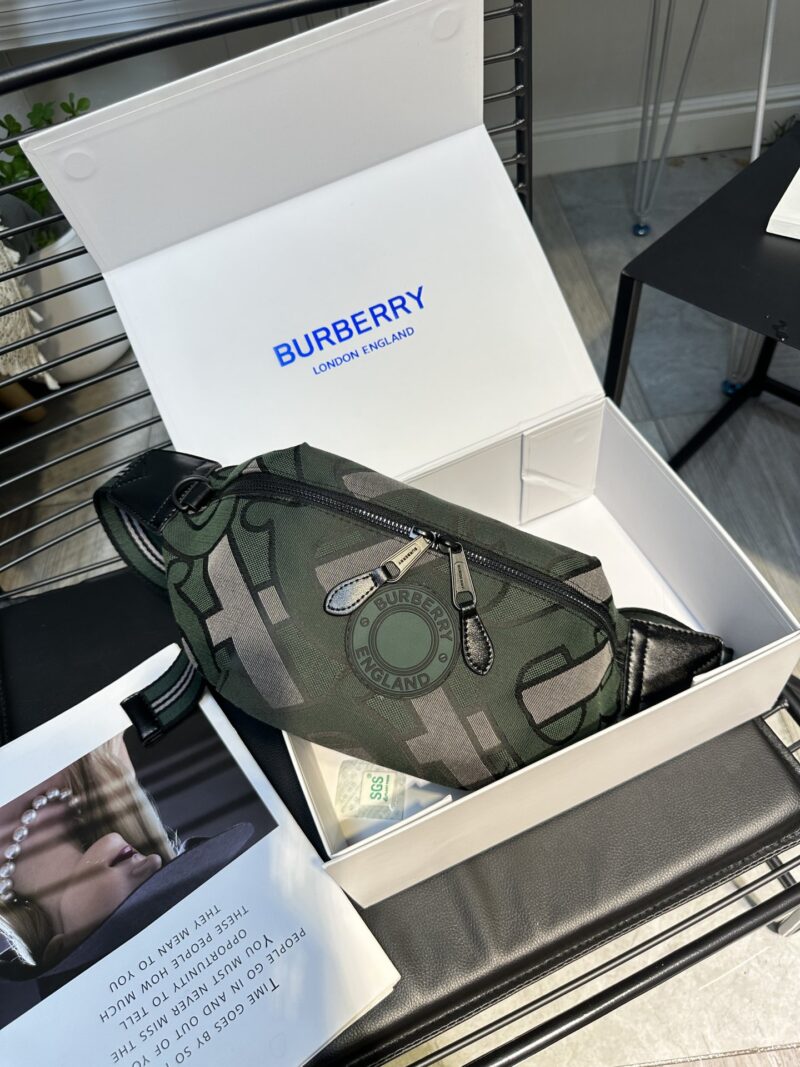 Green BURBERRY New Year NY ? Mlb Co branded Super Western Chest Bag/Waist Bag Premium Version Fabric is custom-made, N levels higher than the black ones on the market, with perfect embroidery inside, complete set of hardware logo size 31 * 19 * mod...