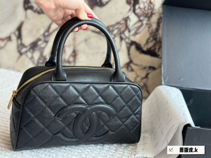 dd9452f9a8.jpg 240 boxes
size:28 16cm
Chanel vintage bowling bag
This bowling bag is really delicious~
A vintage Chanel bowling bag that has been very popular recently.
The design is not easily outdated and is very fashionable to hold in your hand.
?? Cowhide...