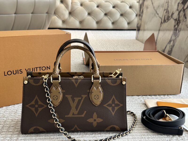 ddaee28e87.jpg 265 box new model
size:25*13cm
Highly anticipated by everyone!
L Home OnTheGo East West
Little sisters, look
This small tote is your life bag
? Configure chain/leather shoulder strap