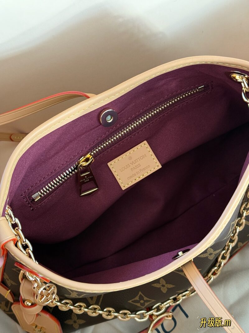 ddbb9f31e1.jpg 240 box upgrade version
size:26*17cm
L's Carryall BB has finally arrived
Package body with sliding metal chain
More exquisite!
Small girls are blessed with easy matching of various clothing styles!