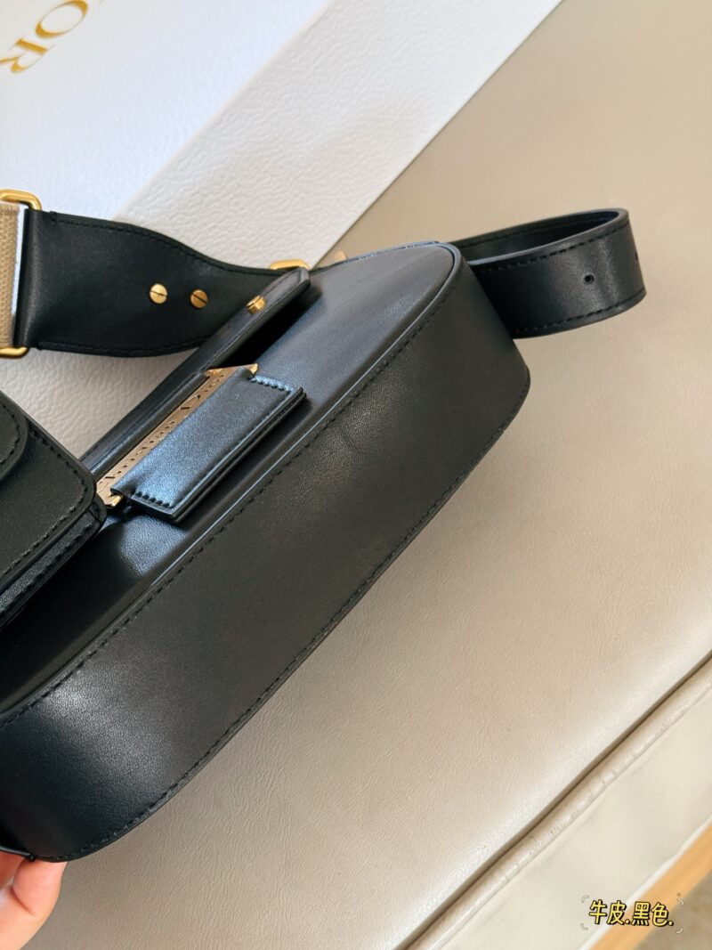 ddc15ca1f8.jpg 360 box cowhide
size:24*14cm
Top up super cool DIOR Streetchic handbag
The large metal plaque design has a cool punk vibe from ancient times!
The wide shoulder straps are adjustable on both sides, allowing it to achieve multiple back styles