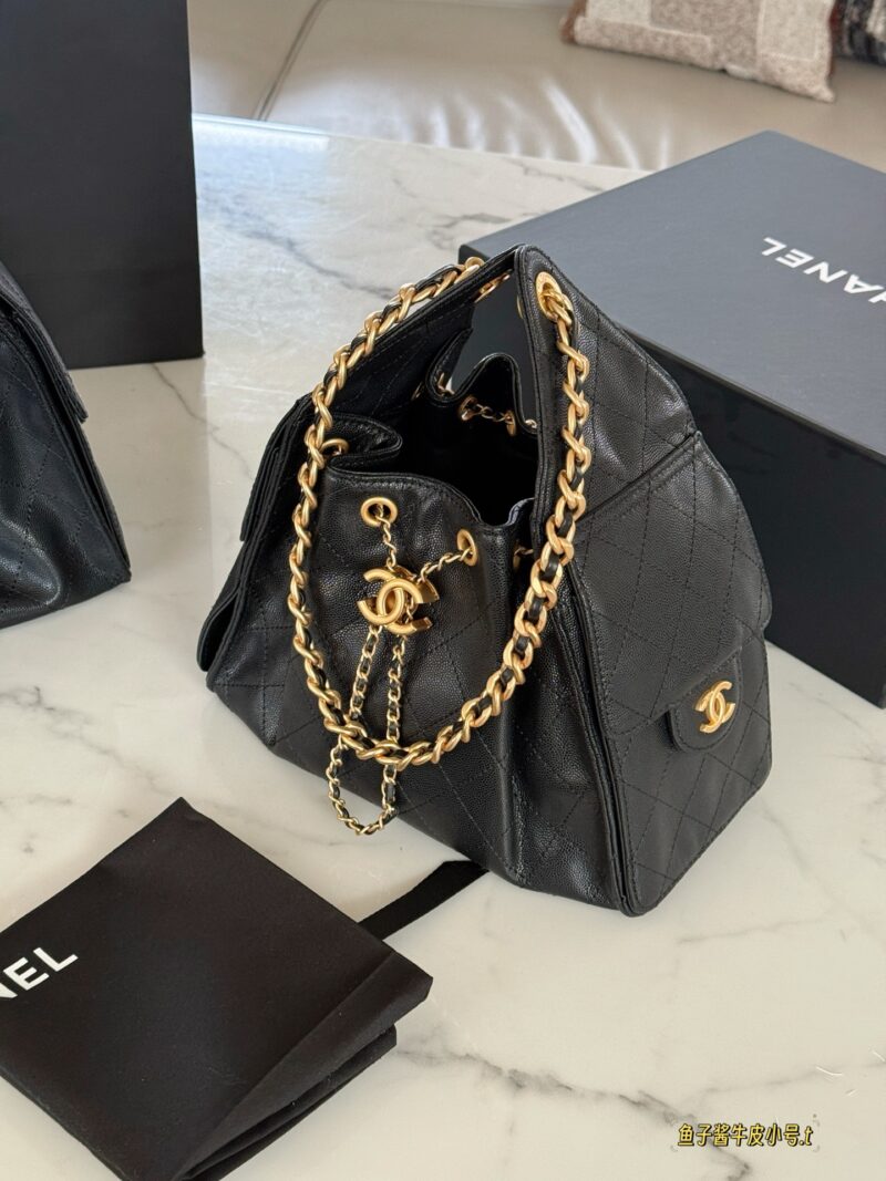 320340 cowhide box
Size: 26 * 21cm (small)
31 * 26cm (large)
Xiaoxiang Home 25C Hobo Hippie Underarm Bag
Cool and stylish bucket design, very retro
The adjustable drawstring design of the bag mouth is very practical, with two small pockets on the sid...