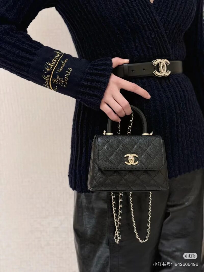Coco Mini
I saw Chanel's super mini bean bag
A little one is too obedient! The texture of the caviar skin is very good, and it is a cute little one that has been proportionally reduced. It is indeed the era of small bags, which is very suitable for p...