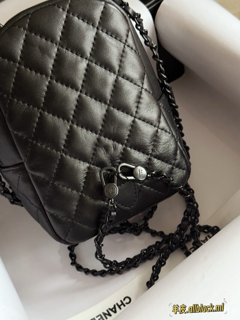 ddfb1e3e9e.jpg 265/sheepskin box
size:13*18cm
Xiaoxiangjia's new 24c backpack
This season's stir fried chicken with cute little shoulders
It looks very small, but the capacity is quite large. There are also many ways to memorize it, which is very nice
25P all bla...