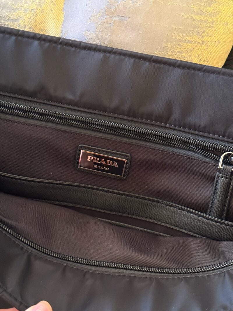 ddfc4d1327.jpg 235 without box
size:40*35cm
Prad tote (shopping bag)
The leather material is thick and textured
There are compartments/stickers/it can also be hung on the luggage compartment!
Really practical!!