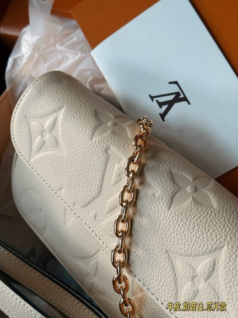 290 complete set of packaging
size：23*12cm
Original version released ?? 
New Ivy full leather embossed chip model!
L's white ivy has become rich and beautiful
Physical Milk Whistling Drops~
Super suitable for summer
The first layer of cowhide h...