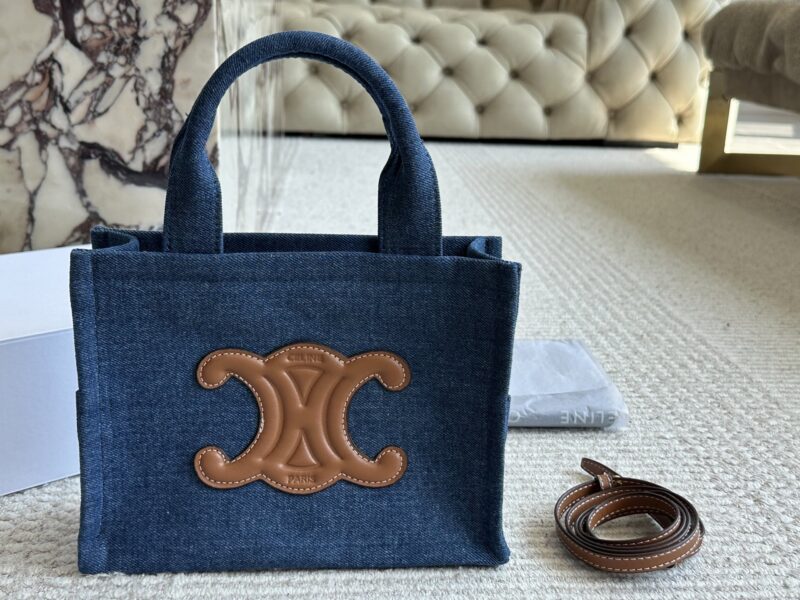 215 boxes
Size: 25 18cm
Celine 23ss small shopping bag
The whole bag is simple and neat,
Full of comfortable denim bags!
Both hands and shoulders are super beautiful