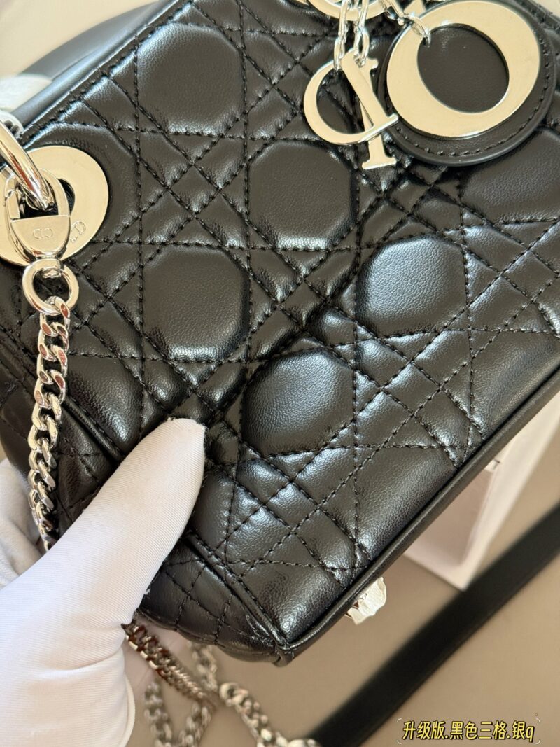 260 box upgrade version
Size: 17 * 15cm (three grids)
Dior handbag by Diana
D Family Princess Silver Button
It's very simple and elegant to hold in your hands and shoulders!
The milky sound makes one feel refreshed and happy
Very tender! It feels lik...