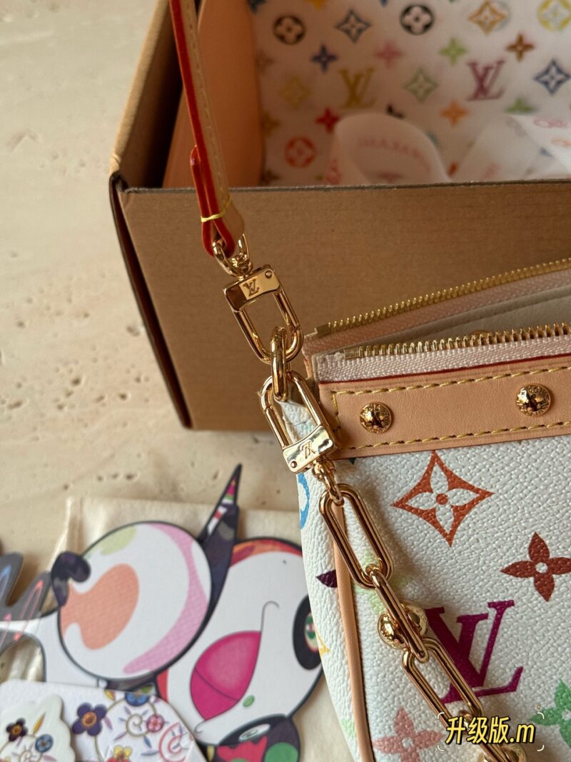 260 box upgrade version m
size：22*13cm
L Murakami Takashi | White Tri Color Mahjong Bun
Mahjong bag shoulder strap, armpit back looks great!
White tri color mahjong bag,
Who really sees who falls in love
The feeling of sinking at a glance upon seei...