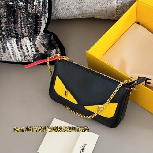 220 boxes
size：20*12cm
Fendi Underarm Bag/Mahjong Bag
Fendi Tan Jianji's small charcoal fire is too awesome
The small charcoal fire continues to charge
The leather shoulder strap has a strong texture, and the hardware chain is more exquisite
Love, ...