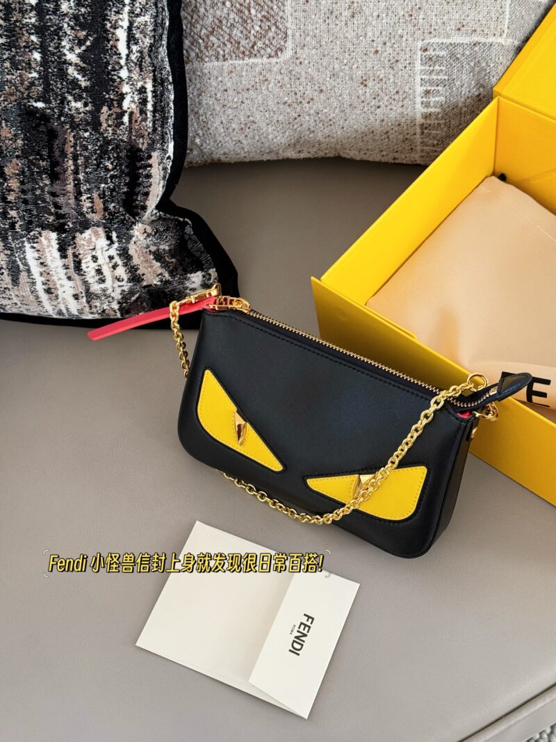 de368db1dd.jpg 220 boxes
size:20*12cm
Fendi Underarm Bag/Mahjong Bag
Fendi Tan Jianji's small charcoal fire is too awesome
The small charcoal fire continues to charge
The leather shoulder strap has a strong texture, and the hardware chain is more exquisite
Love, ...
