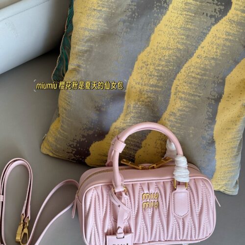 255 Upgraded Edition Box
size：22*11cm
New size of miumiu bowling ball ??
The faint cherry blossom powder is truly a fairy bag for summer
Summer colors~Comfortable
Can be carried by hand or slung diagonally
Full capacity~~
The appearance is Prin...