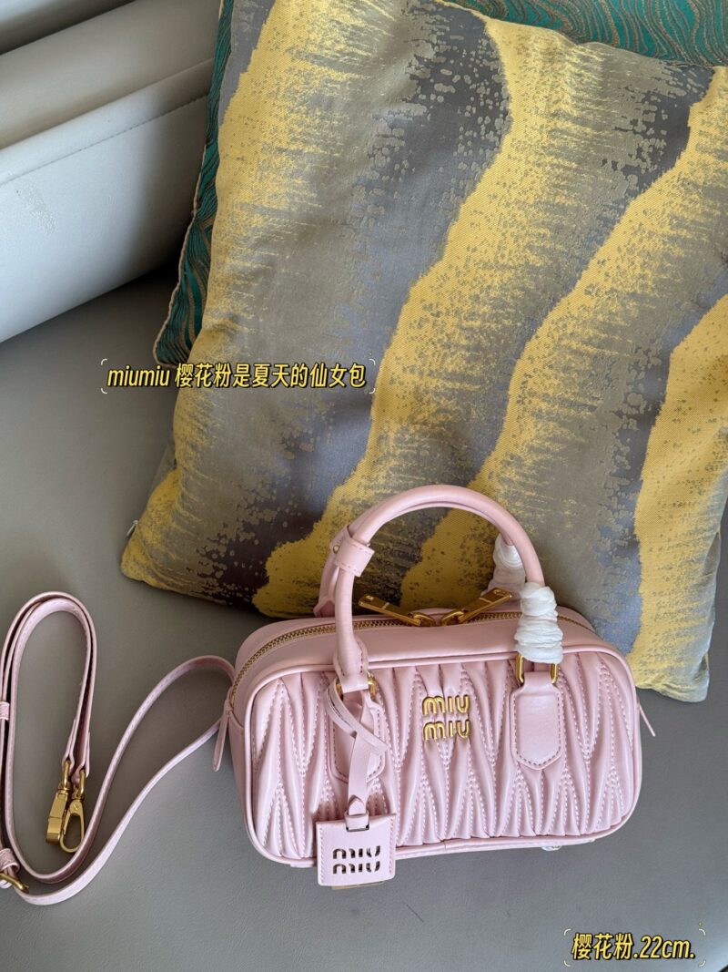 255 Upgraded Edition Box
size：22*11cm
New size of miumiu bowling ball ??
The faint cherry blossom powder is truly a fairy bag for summer
Summer colors~Comfortable
Can be carried by hand or slung diagonally
Full capacity~~
The appearance is Prin...