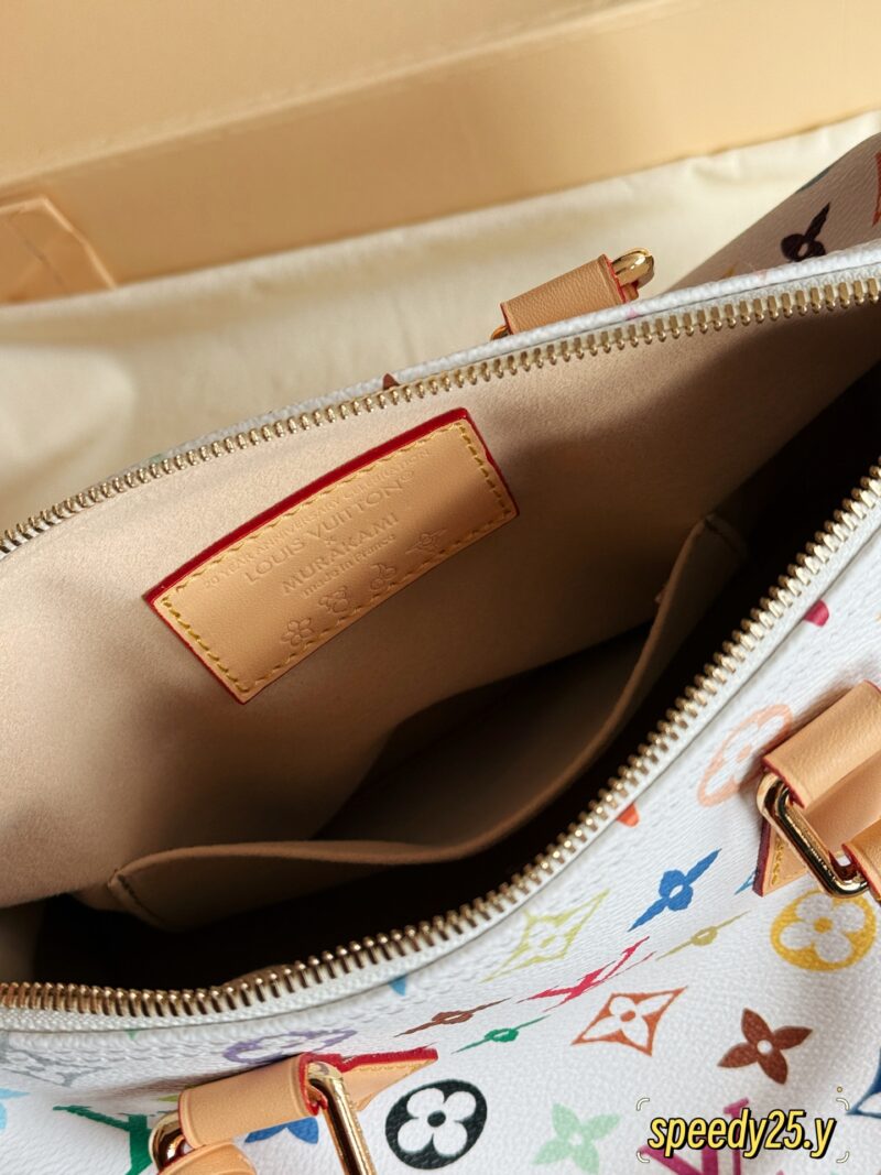 300 box upgrade version y
size：25*19cm
L Home * Takashi Murakami Speed25
White tri color is newly launched
I got the fastest one
Looks good, looks good
The bow tie bag hanging is quite cute
Suitable for the upcoming spring and summer season!