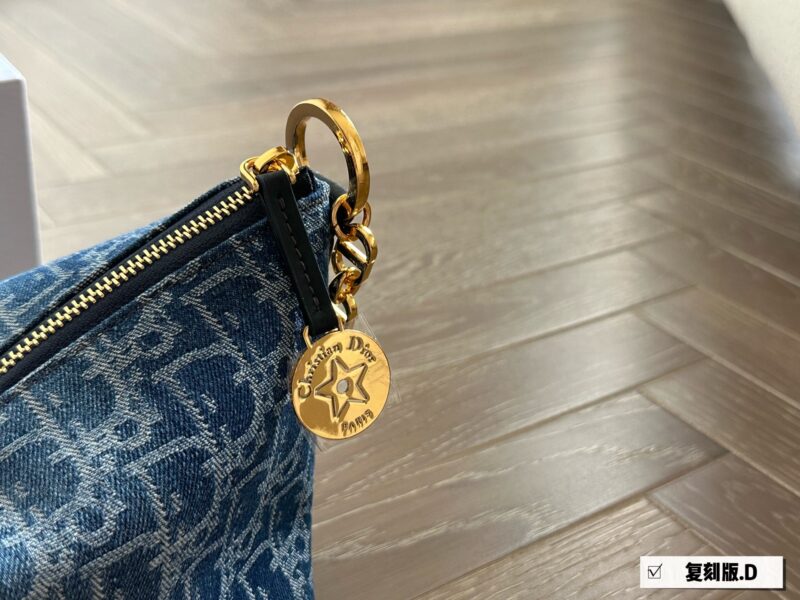 de5d062b09.jpg ¥ 245 replica original fabric
CD lunch box packaging is the king of cost-effectiveness in the CD market
Hobo star Chain Handbag Series
Upgraded lunch box bag, practical design, equipped with adjustable long shoulder straps, greatly enhancing practic...