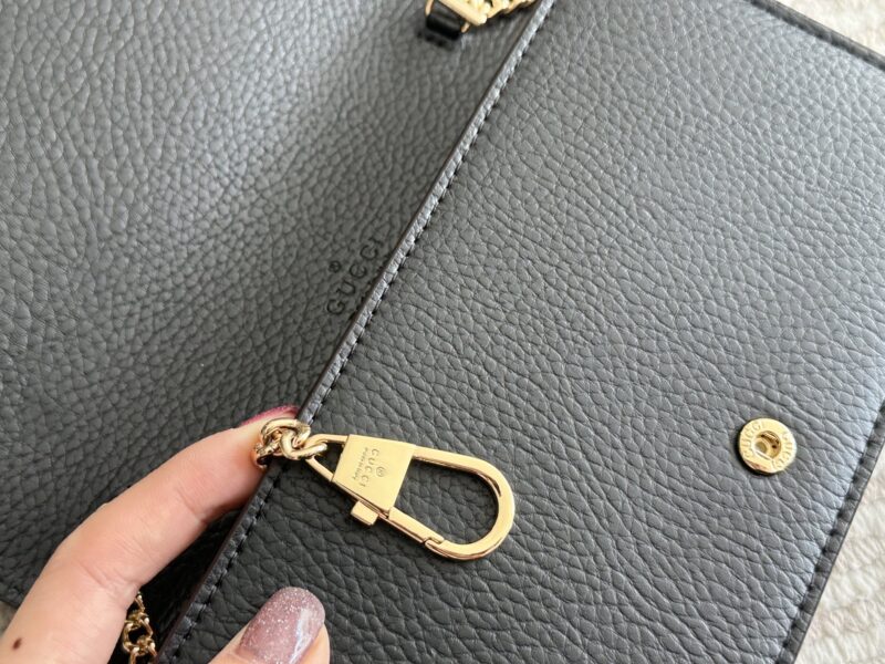 de6241fc49.jpg 200 boxes
size:20*14cm
GG cowhide mini chain bag
Equipped with chains ??
Another cute little one!