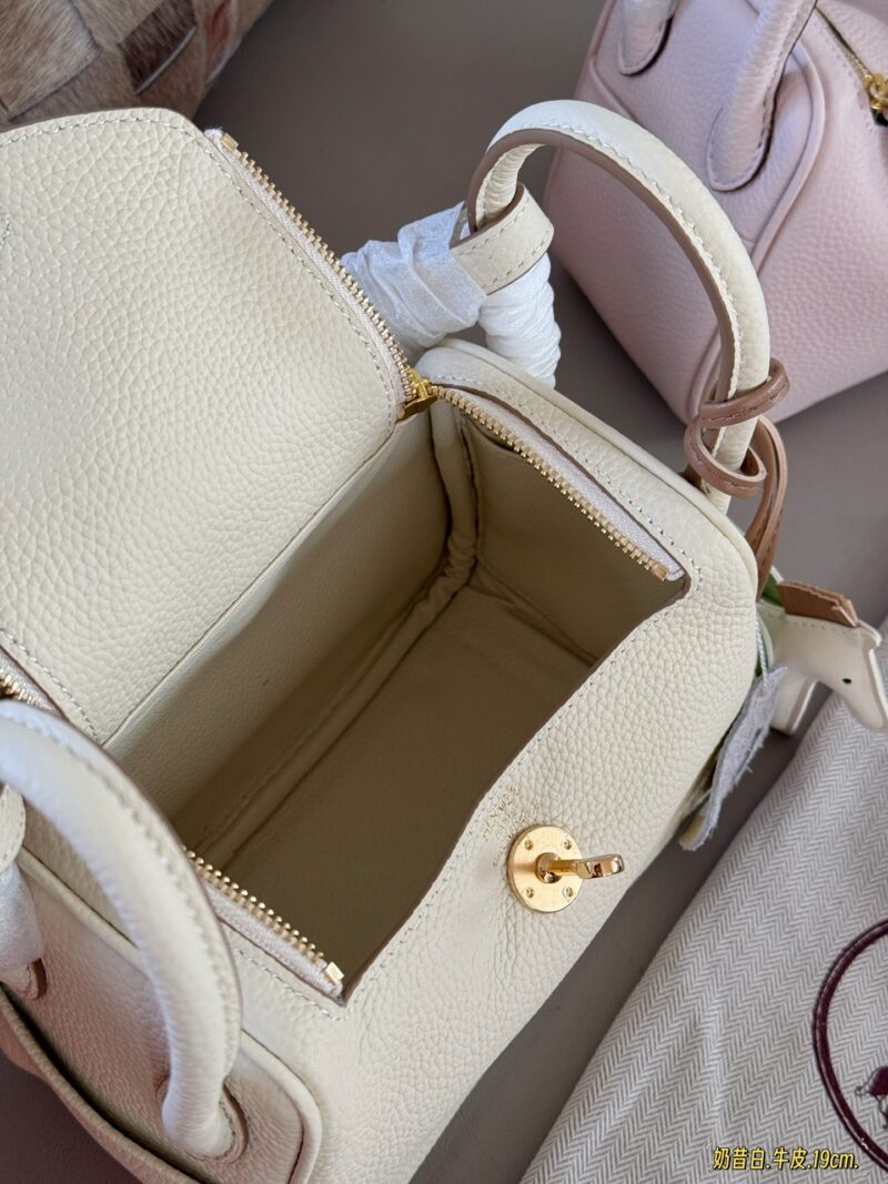 de680a86af.jpg 240 sets of complete packaging
size:19*13cm
?? top layer leather!
H Home Mini Lindy
? Crossarm ? Hand carried!
A perfectly cute little one!
Sunshine yellow is simply perfect for spring and summer
Just hold it and you'll have a good mood!