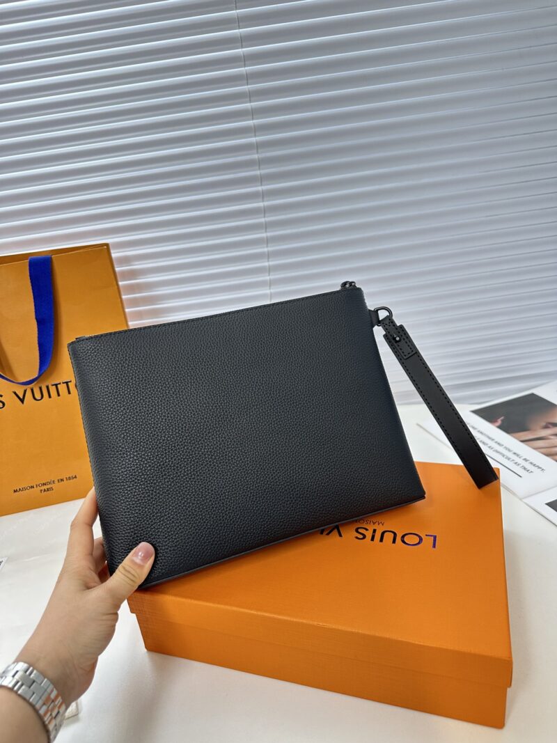Exclusive real shot of top overseas original order M 69837 all black cowhide with gift box! The all-new LV Aerogram handbag exudes a trendy style with its understated design. The soft and delicate cowhide leather resembles old-fashioned aviation lett...