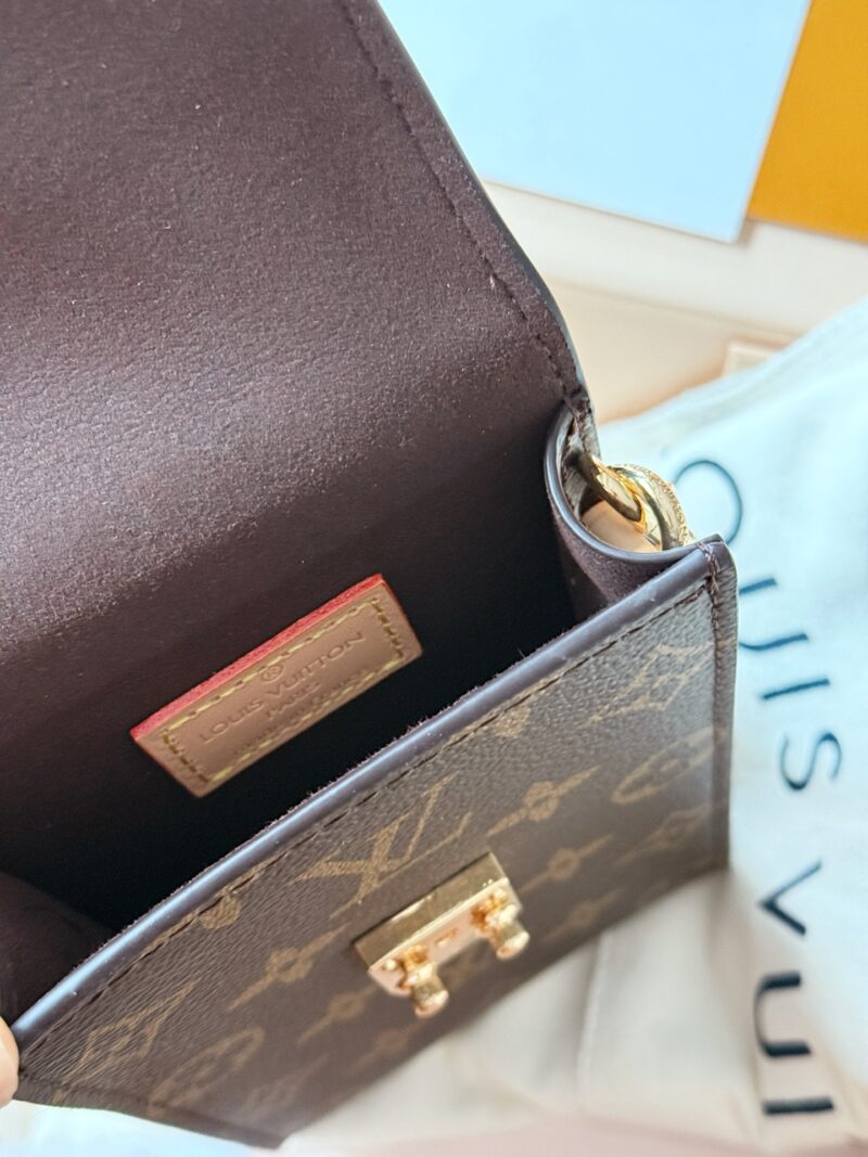 de797cb9c4.jpg 200 boxes
size:10.5*17cm
L's beautiful phone bag
This new Metis phone case!!
The price is very beautiful!!
You can put down Plus!