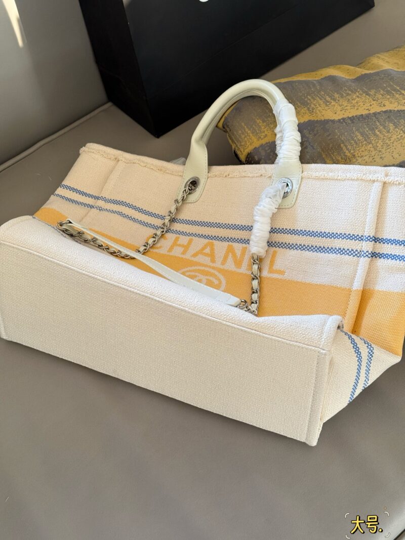 de8413deff.jpg 390380 without box
Size: 38 * 30cm (large)
33 * 25cm (small)
Xiaoxiangjia 25C Early Spring Vacation Series
Marseille and the Sea
Arrange it! Arrange it!
This beach bag released this year is so beautiful!
People are already eagerly anticipating it!