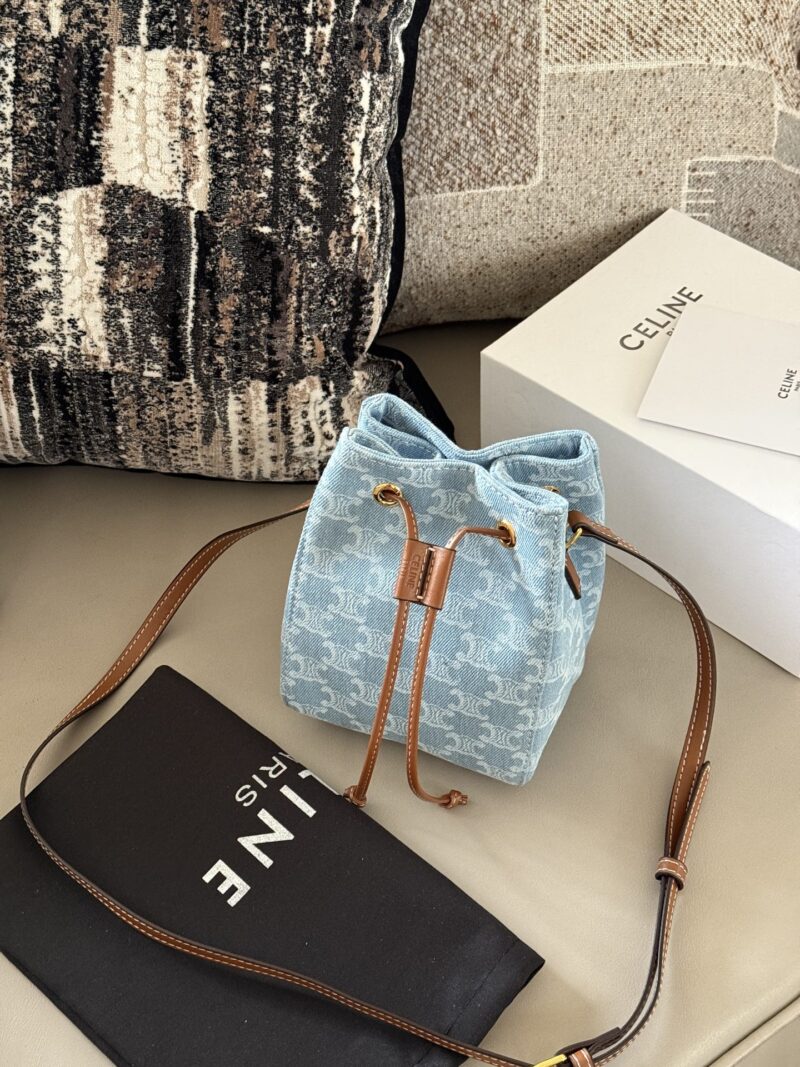 de86b6647e.jpg 205 box
size:14*18cm
Celine denim bucket bag
Shallow denim is perfect for summer!
Super online appearance
Celine bucket bag is easier to carry on the back