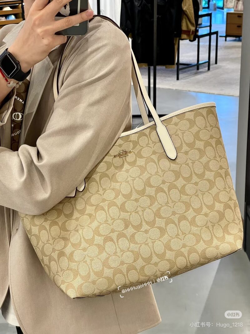 Coach Tote shopping bag
Coach's new tote shopping bag features a suction buckle design in the middle, classic PVC printed large capacity, and a zippered concealed pocket inside for storing items such as phones