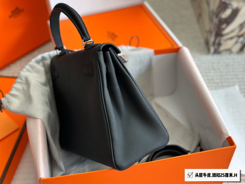Full set packaging of top layer cowhide
Classic is Eternal 00 Hermes Kelly 25
Hermes Kelly 25 layer cowhide
The perfect fusion of black and gold, not only classic and versatile
It also reveals a low-key sense of luxury
Togo leather is soft and delica...