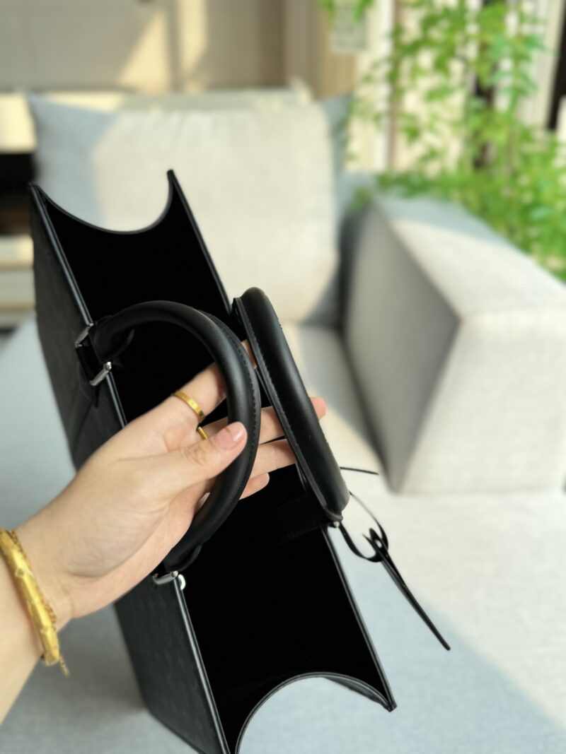 de9e45c9b1.jpg Cowhide 345
size:40×33
LV Sac Plat Sakpla 24H Black Warrior Old Flower Music Manual Bag Tote Bag Shopping Bag Handbag briefcase
Steady and atmospheric, fashionable and elegant, the classic color scheme of black and gray highlights the brand's icon...