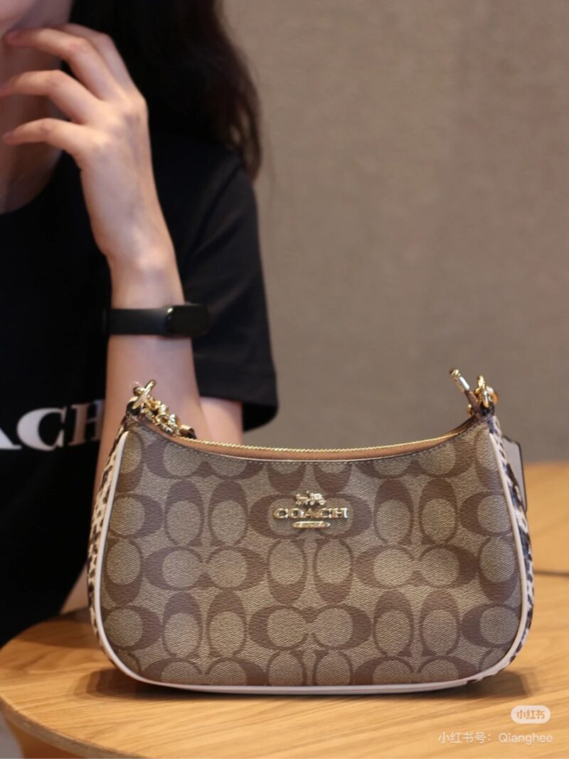 COACHTERI Underarm Shoulder/Crossbody Bag with Convex Features
Teri Shoulder Bag, new vintage crossbody bag with snake patterns on both sides, V Size size approximately 24x15x7.5cm
Both long and short shoulder straps are detachable.
Finally, please a...