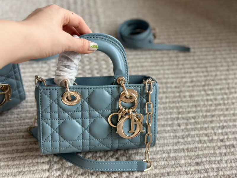dece196457.jpg 、
Dior lady's new long style haze blue full set packaging
Dior's all-new D-joy is making a strong comeback, with the rhythm of a big hit. The bag comes with two shoulder straps and multiple back styles, making the upper body both beautiful and styl...