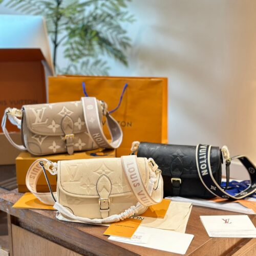 Full leather embossed baguette p420
This Diane handbag is made from Louis Vuitton's classic Monogram
Empreinte embossed leather weaves the brand logo into a detachable wide jacquard shoulder strap, adding a crossbody option in addition to the detacha...