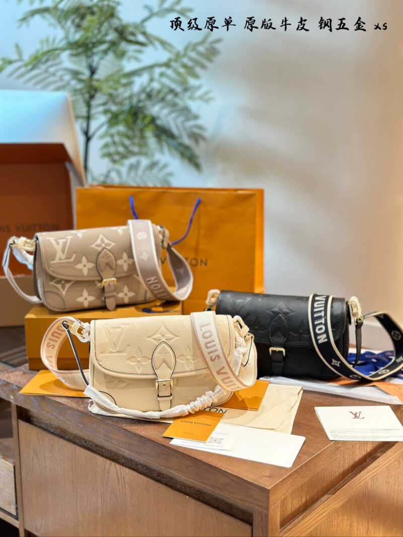 Full leather embossed baguette p420
This Diane handbag is made from Louis Vuitton's classic Monogram
Empreinte embossed leather weaves the brand logo into a detachable wide jacquard shoulder strap, adding a crossbody option in addition to the detacha...