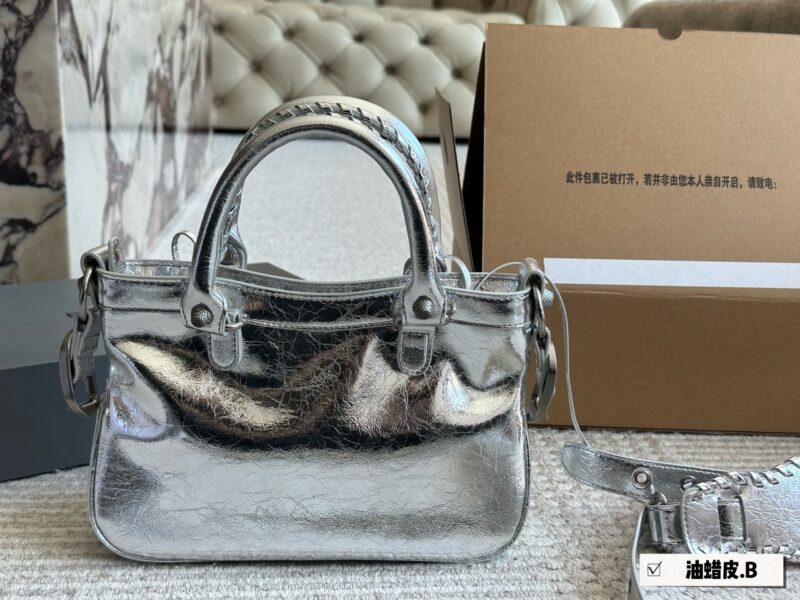 300 boxes
size：26*15cm
Parisian Maison Le Cagole
Pay tribute to the classic motorcycle bag series, the new heavy weight Rocket comes on stage la
Adjustable woven shoulder strap with additional eyelets
External leather card bag, heart-shaped hanging...