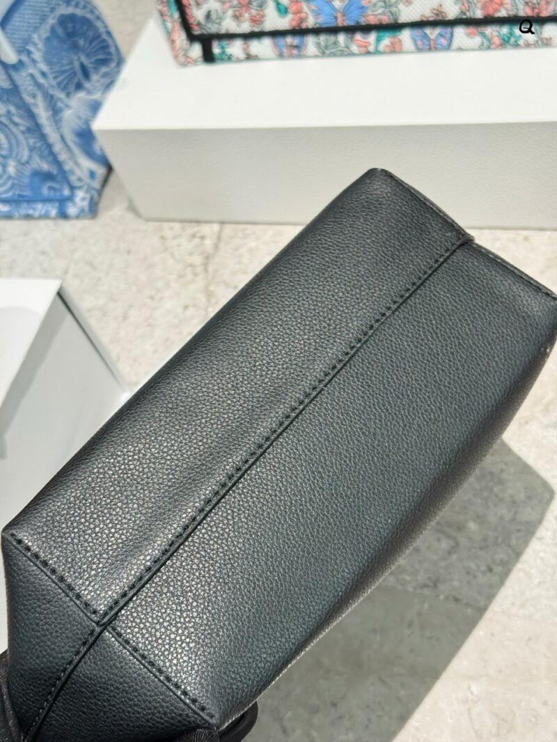 ded9c0396c.jpg Actual delivery photo p215
Celine's new tote bag
This coffee tote bag has a new size and is so cute! Although it is a mini, the capacity is very good, and the simple design is also easy to match. There is a belt on the side of the bag that can be tig...