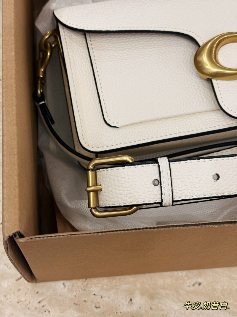 dedc8b1f9e.jpg 235 with box
size:25*15cm
Versatile artifact - tabby
C's Wine God Tabby
Milk white is super beautiful!
Engraving of Coach on Hardware
Full of small details
Equipped with leather straps for both shoulders!
