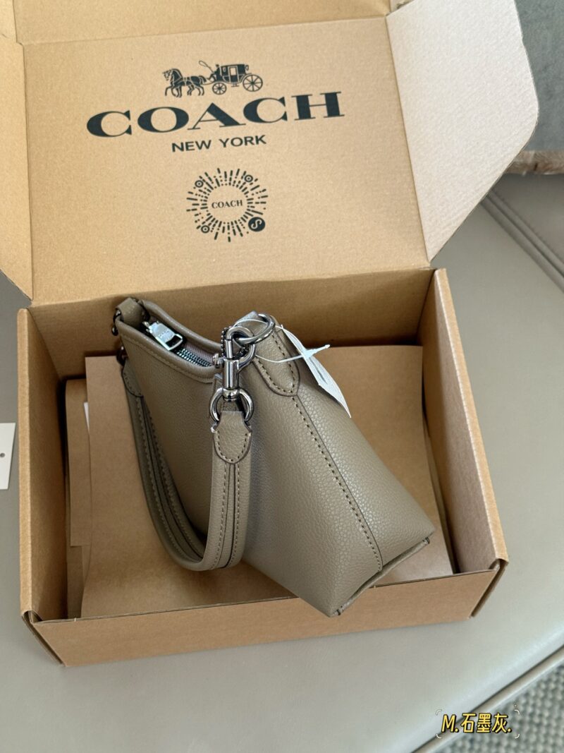 dee42b476e.jpg 200 boxes
size:19*14cm
Today's New Products|
C's mini Laurel stray bag is so cute!
Two shoulder straps slung diagonally under the armpits
In summer, I changed into a small skirt and paired it with a small stray bag,
Super cute
