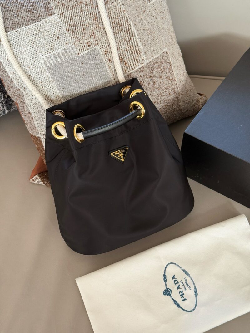 210 box
size：26*25cm
Prad 25 Spring/Summer Novice Bag is Here
It looks more futuristic now~
The small handbag with dragon cloth surface and coarse hemp rope is so cute, I love it!
Nylon bucket bag