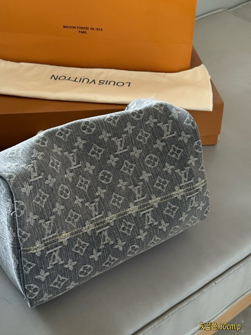 def57741a5.jpg 285 box upgrade version
size:30*21cm
Come and take a look at L's Speedy30 pillow bag
Size 30cm is suitable for daily use and travel!
I really like this size
Very useful! Too cool!
This denim bag exudes a vintage atmosphere and is packed with UP!