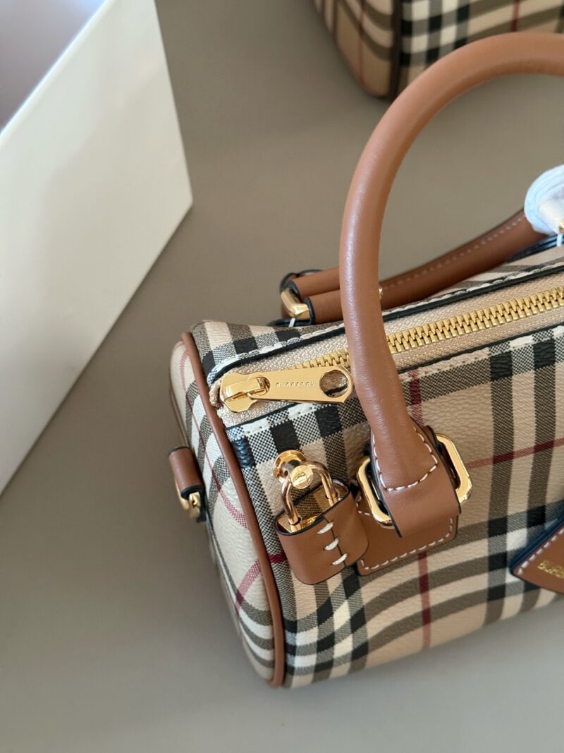 220 box mini
size：18.5*12cm
Bur's new mini pillow bag
New color, new grid
A small bowling bag
The capacity is definitely beyond your imagination, versatile