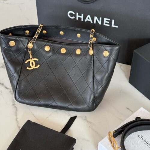 305 box sheepskin
size：25*21cm
Xiaoxiangjia 25p Hobo Bucket Bag
Wow!
A row of small gold coins exudes luxury!
Sheepskin material is soft and high-end!
Very hot and super atmospheric!