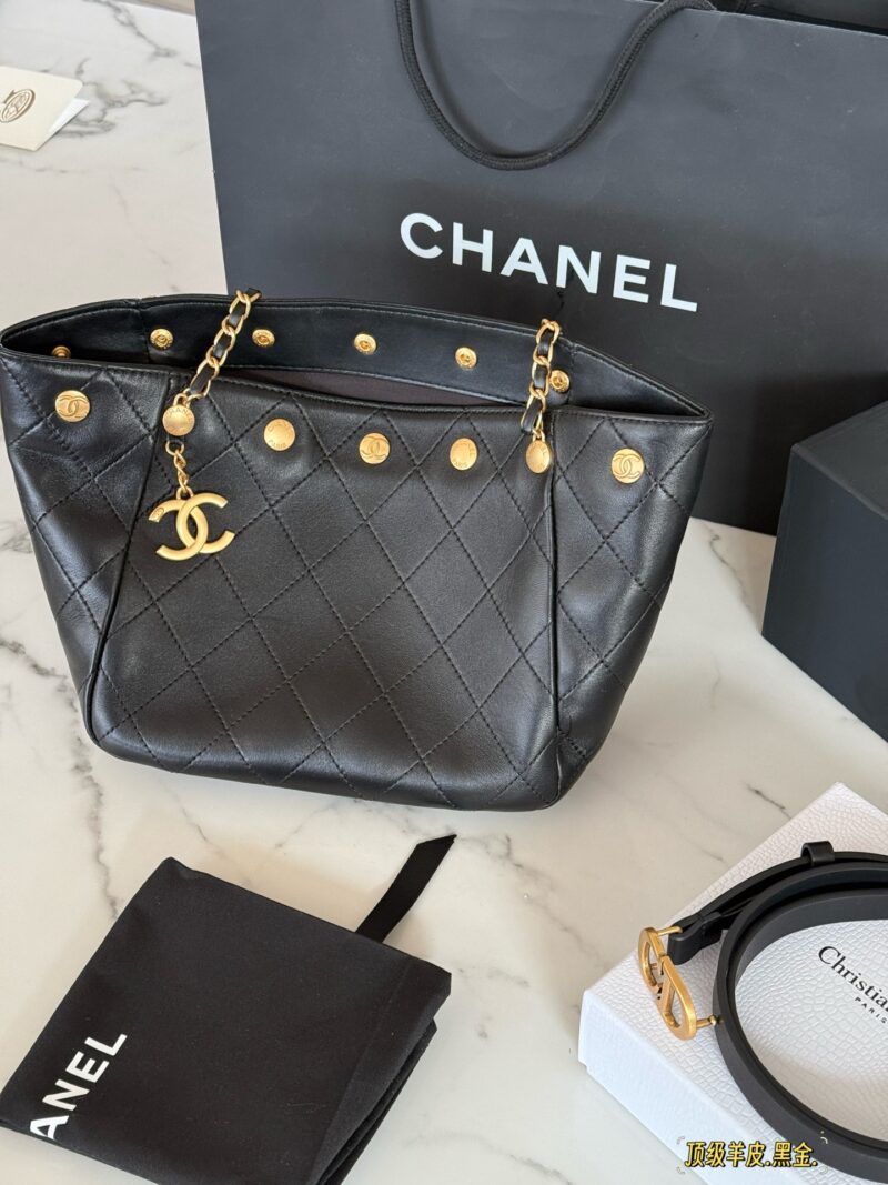 305 box sheepskin
size：25*21cm
Xiaoxiangjia 25p Hobo Bucket Bag
Wow!
A row of small gold coins exudes luxury!
Sheepskin material is soft and high-end!
Very hot and super atmospheric!