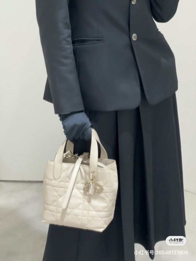 df504db411.jpg Dior indigenous bag is very suitable for light pairing in summer