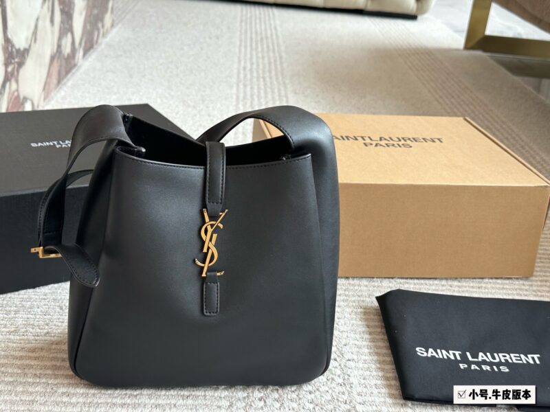 df9daa8e4c.jpg 235 cowhide
Complete packaging
size:24 20cm
YSL Rose Hobo Underarm Bag
The next hit is it!
Lightweight and full of fashion sense!
It's really a great back!!