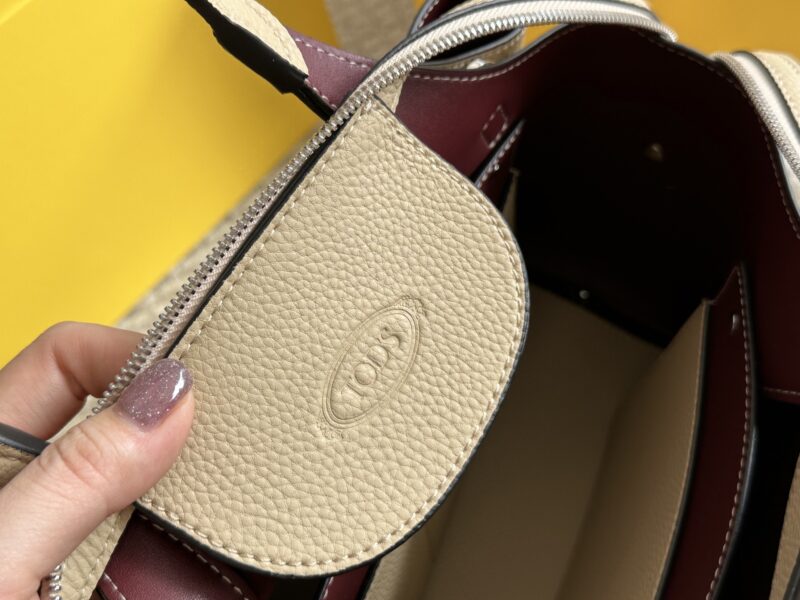 310 box cowhide
size：20*33cm
TODS's milk tea bucket bag is so delicious!
TODS's newly released bucket bag
A cute little one that combines appearance and capacity!
Can be carried diagonally or by hand
It's really convenient to go out in daily life
B...
