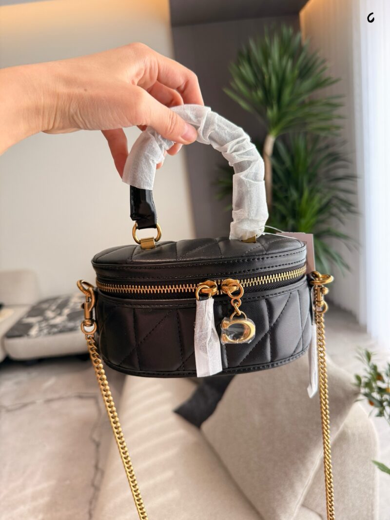 Coach small square box p230
Sisters, look at this "small box" with immortal's face! one
[Mini body shape but large capacity]
17.5x9x9cm golden ratio
One shoulder, easy and burden free
Put lipstick/powder/paper towel/key all can be installed
The pract...