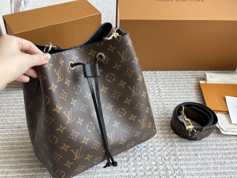 255 wide shoulder straps with box
High quality daily recommendation
L Home Bucket Bag Noe Bucket
This water bucket has a soft texture
Size: 26cm
Cross shoulder/single shoulder is more comfortable
Search for Lv bucket bag