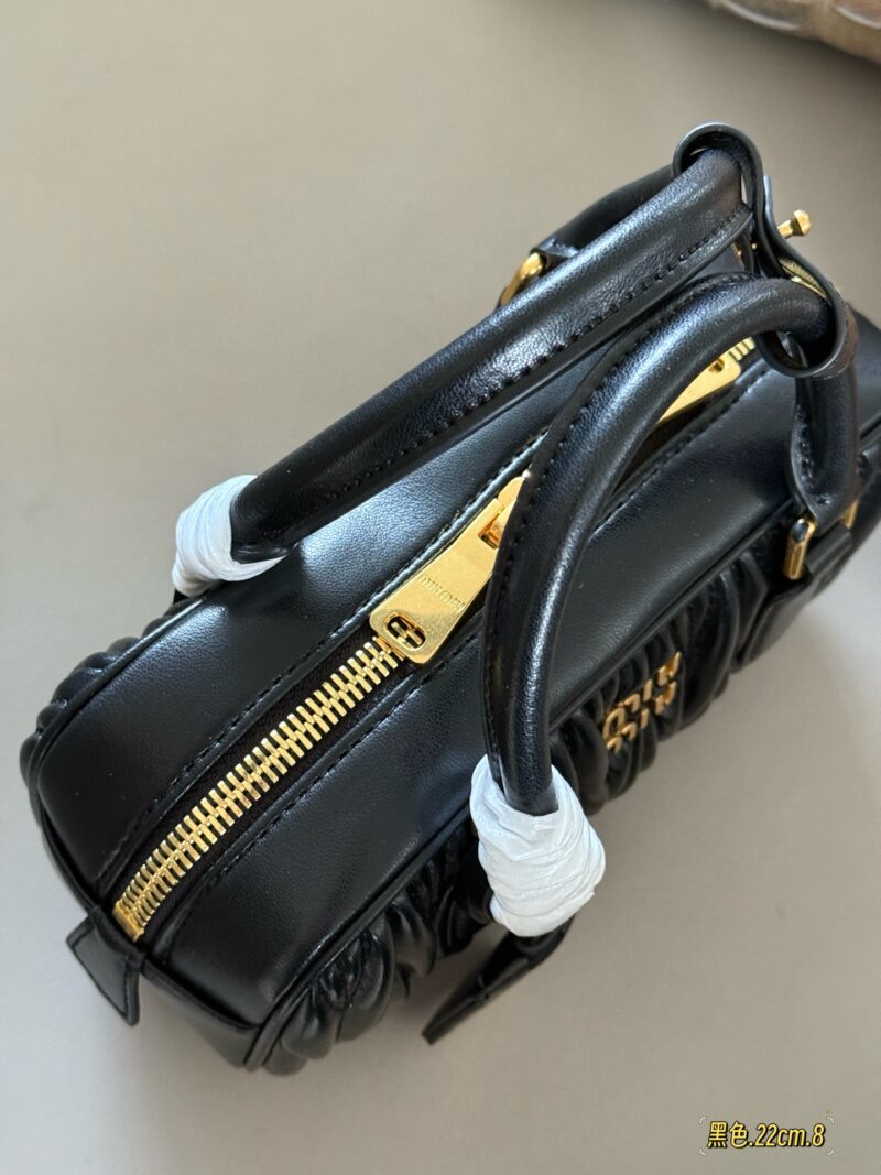 255 Upgraded Edition Box
size：22*11cm
New size of miumiu bowling ball ??
It's hard not to love!
It's hard not to be tempted by this size!
Can be carried by hand or slung diagonally
Full capacity~~
The appearance is Princess Miumiu!